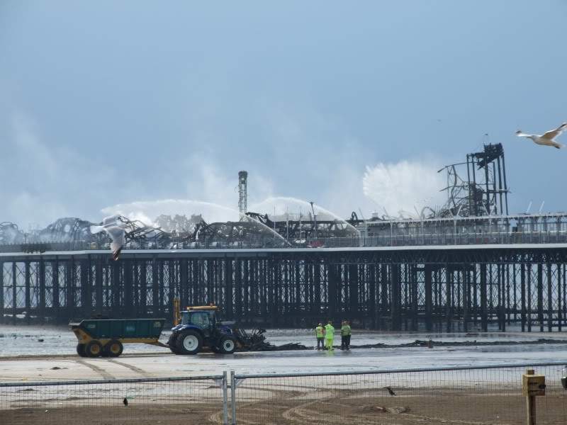 ai3.photobucket.com_albums_y62_johnnyn1973_WestonSuper_MareGrandPierFire022.jpg