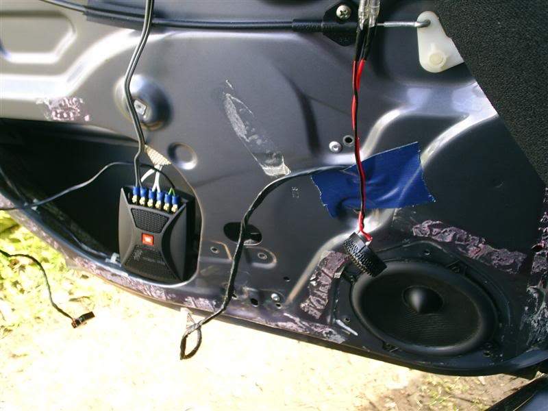 ai3.photobucket.com_albums_y67_evilbloke_Vectrainprogress_Passengerreardoorwirin.jpg