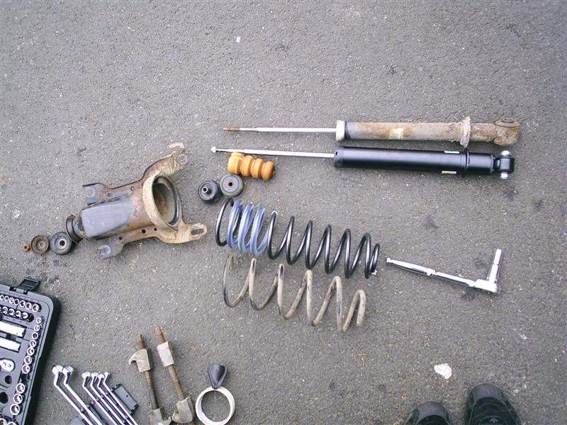 ai3.photobucket.com_albums_y67_evilbloke_Vectrainprogress_Rearsuspensionoldandne.jpg