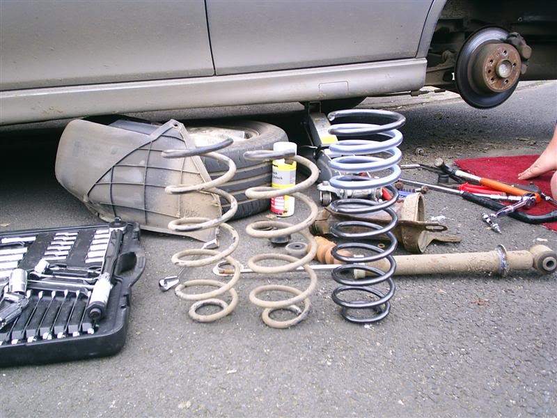 ai3.photobucket.com_albums_y67_evilbloke_Vectrainprogress_rearsprings.jpg