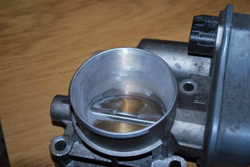 ai81.photobucket.com_albums_j213_mandarinvx_Throttle_20Body_DSC_1140.jpg