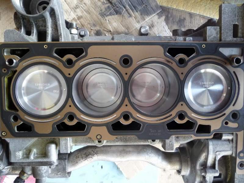 ai211.photobucket.com_albums_bb157_techieboy_vx_new_20engine_20build_P1010085_80.jpg