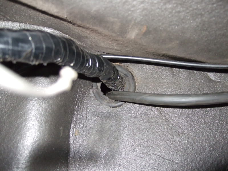 ai9.photobucket.com_albums_a88_pauluspaolo_04bulkheadgrommet.jpg