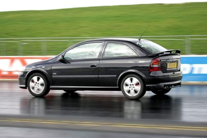 ai244.photobucket.com_albums_gg19_Mordoklej_Vauxhall_20Astra_20SRI_1stSantaPod.jpg